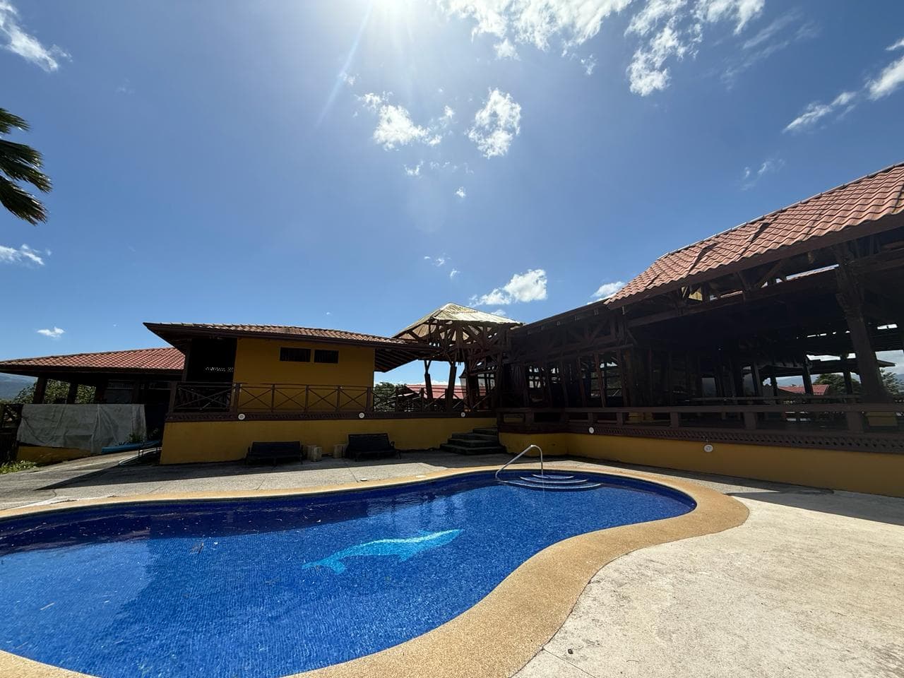 Piscina con vista al lago en pleno día soleado