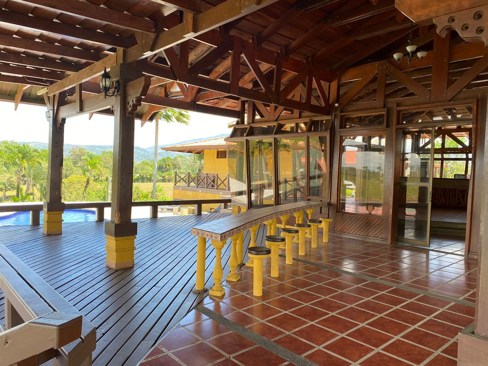 Barra alta dentro del rancho con vista al lago