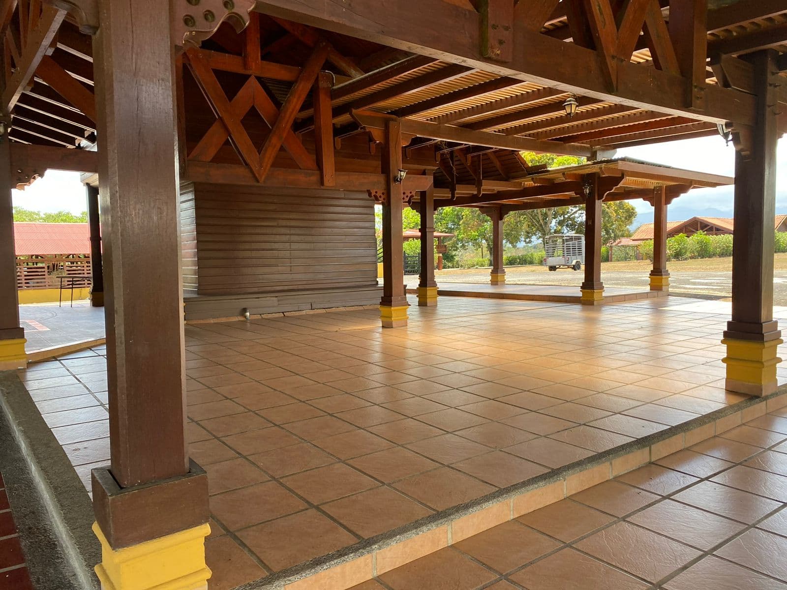 Barra larga del rancho con bancos amarillos