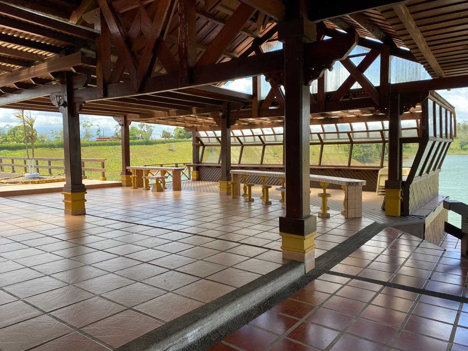 Piso del rancho bajo el techo de madera